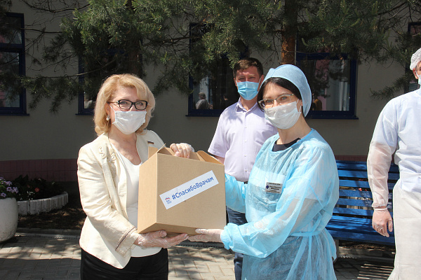 Елена Панина совместно с партийцами ЮАО г. Москвы передала столичным медикам продуктовые наборы